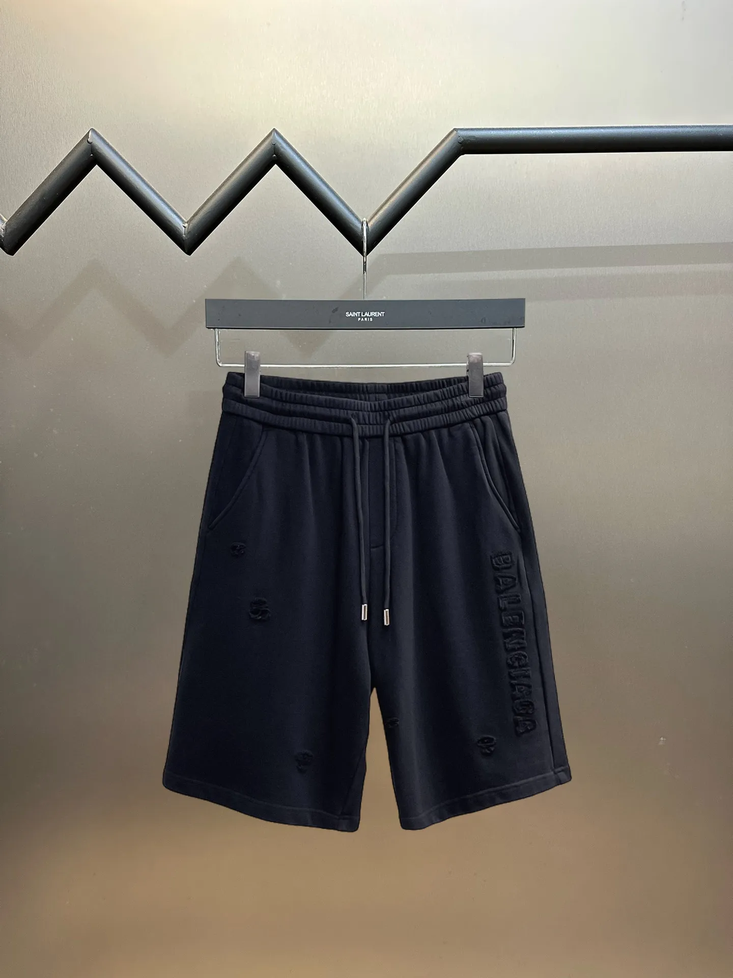 Balenciaga's three-standard complete 2026 summer New Arrival men's casual shorts, advanced custom-made Breathable fabric, Breathable fabric, extremely stretchy and comfortable, impeccable details, top-grade accessories, original logo design concept, delicate and soft feel! The upper body fit is awesome! Size: M-XXXL Please state your height and weight when ordering